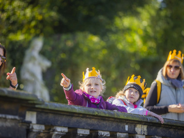 Die Familienführungen durch den Barockgarten Großsedlitz sind speziell für unsere kleineren Gäste konzipiert. Am Ende gibt es sogar noch eine kleine Überraschung für die Kinder.
