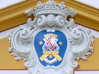 Das Wappen Wackerbarths am Mittelrisalit der Oberen Orangerie