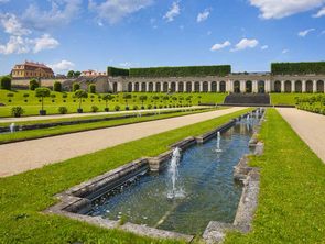 Untere Orangerie mit Brunnenanlage Untere Orangerie mit Brunnenanlage